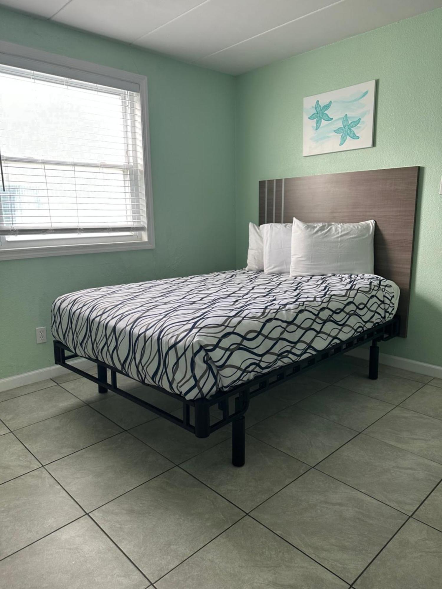 Royal Canadian Motel Wildwood Luaran gambar